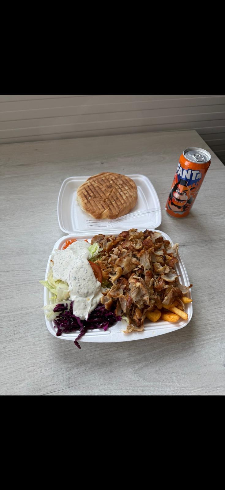 Kebapteller mit Kebapfleisch, Pommes und frischem Salat
