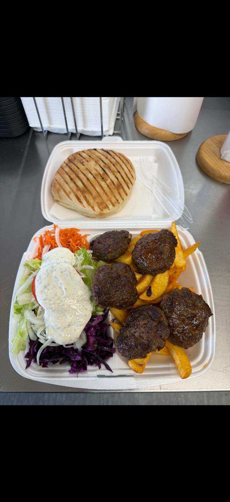Köfte-Teller mit gegrillten Köfte, Pommes und Salat