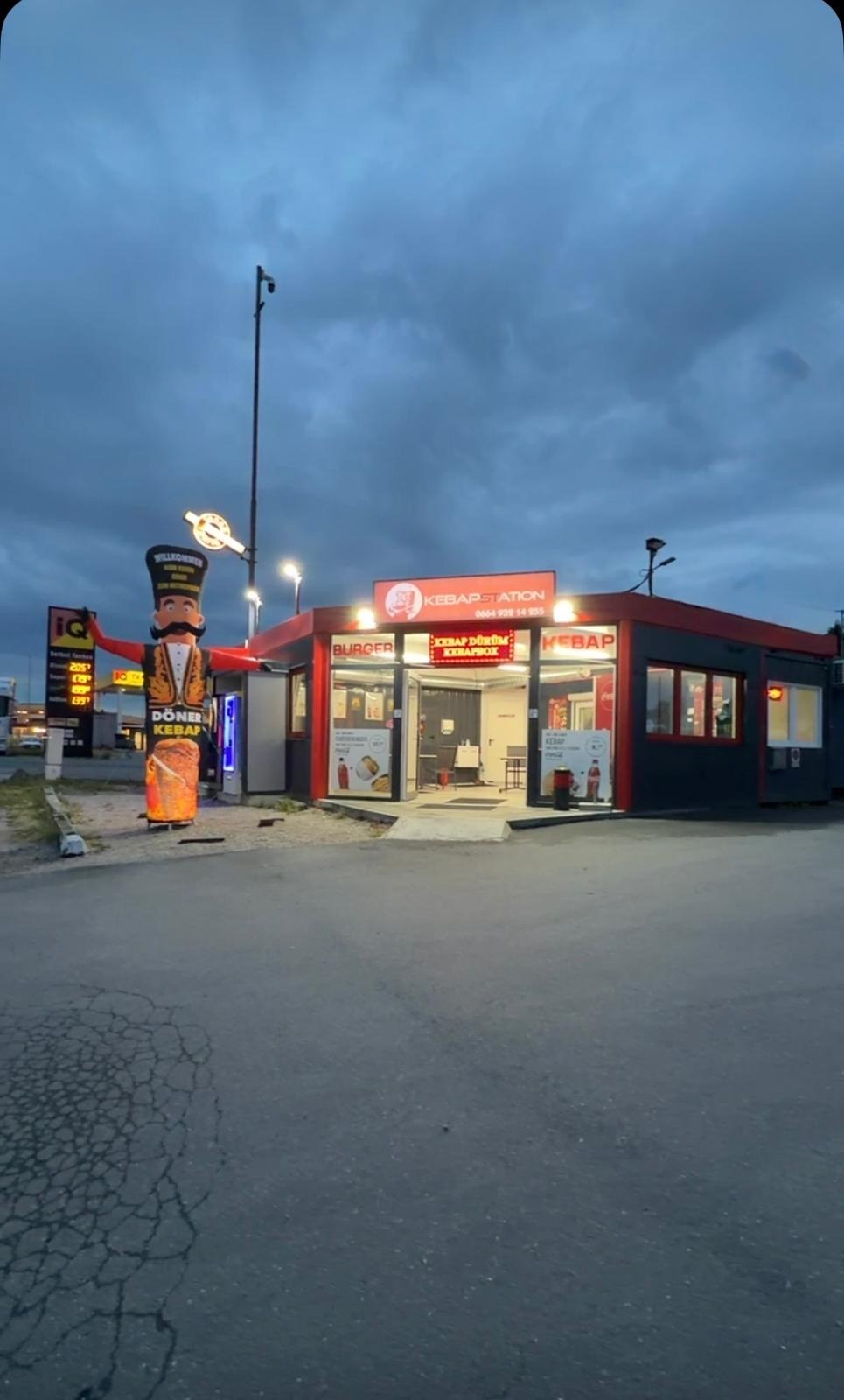 Die Kebapstation Allhaming am Abend